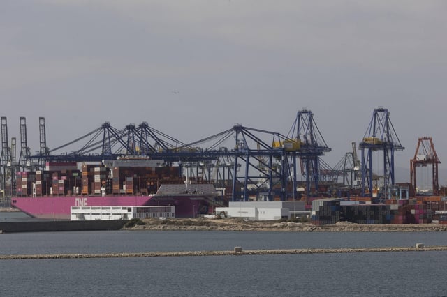 Barcos portacontenedores en el puerto de València, en una imagen de archivo.