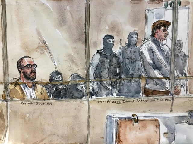 Les militants d'ultradroite Romain Bouvier (g) et Loik Le Priol (d) dans le box des accusés au palais de justice de Paris, le 1er juin 2022