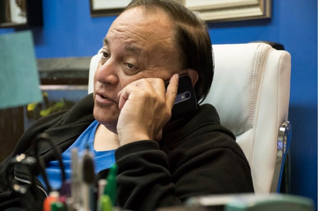 Leonard Lacayo sentado en su despacho. Foto de Lola M. Chavez