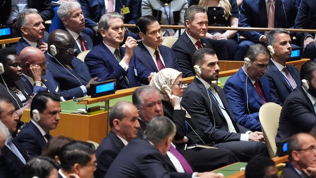 El secretario del Tesoro, Scott Bessent (centro), el secretario de Estado, Marco Rubio, y el embajador de Estados Unidos ante las Naciones Unidas, Mike Waltz, escuchan al presidente Donald Trump dirigirse a la Asamblea General de las Naciones Unidas el martes 23 de septiembre de 2025 en Nueva York. (Foto AP/Evan Vucci)