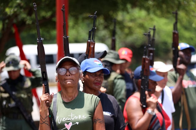 Miembros de los Consejos Comunales y Civiles sostienen fusiles durante un entrenamiento militar sobre armamento en el Fuerte Tiuna, en Caracas, el 20 de septiembre de 2025