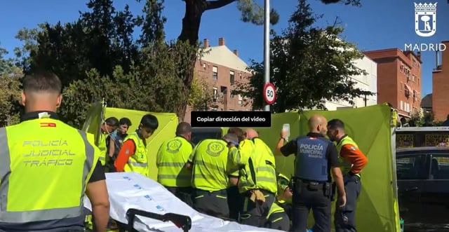 Los servicios sanitarios atienden al motorista tras el accidente.