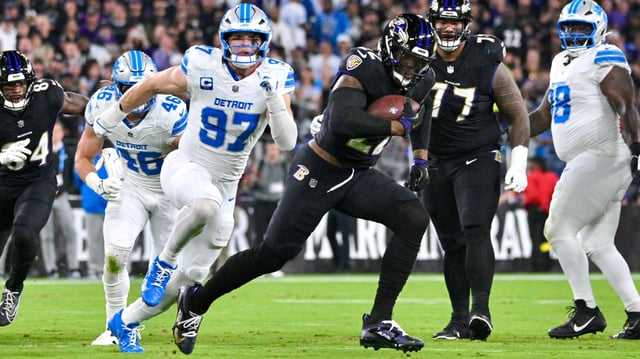 Ravens running back Derrick Henry runs for a touchdown in the first quarter against the Detroit Lions. (Kenneth K. Lam/Staff)