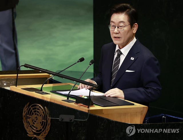 President Lee Jae Myung delivers a keynote speech at the U.N. General Assembly in New York on Sept. 23, 2025. (Yonhap)