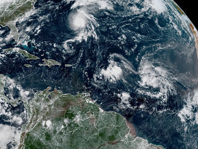 USA4761. MIAMI (ESTADOS UNIDOS), 22/09/2025.- Fotografía satelital cedida este lunes por la Oficina Nacional de Administración Oceánica y Atmosférica de Estados Unidos (NOAA), a través del Centro Nacional de Huracanes (NHC), que muestra la localización del huracán Gabrielle (c-arriba) en el Atlántico. El huracán Gabrielle se intensificó categoría 3 en la escala de Saffir-Simpson, con vientos sostenidos de 195 kilómetros por hora (120 millas por hora), y se prevé que su centro pase esta noche al este de Bermudas, mientras su oleaje ya impacta la costa este de Estados Unidos. EFE/ NOAA-NHC /SOLO USO EDITORIAL/ NO VENTAS/ SOLO DISPONIBLE PARA ILUSTRAR LA NOTICIA QUE ACOMPAÑA (CRÉDITO OBLIGATORIO)