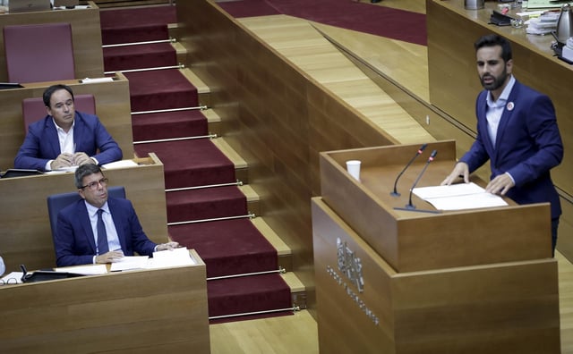 El síndic del PSPV, José Muñoz, debate con Carlos Mazón en las Corts.