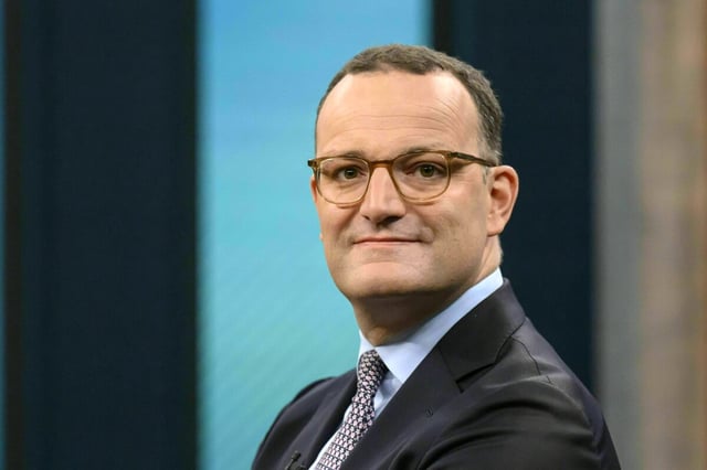 Jens Spahn schaut fast freundlich