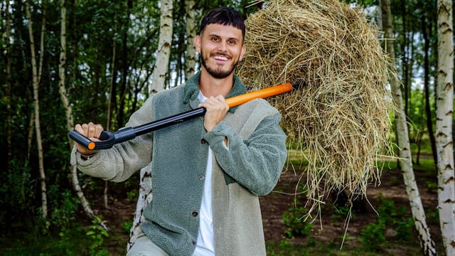 Nino Sifkovits moderiert die neue Realityshow „Der Promihof“ (RTL Zwei) auf dem Land.