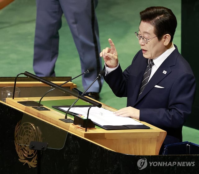 President Lee Jae Myung delivers a keynote speech at the U.N. General Assembly in New York on Sept. 23, 2025. (Yonhap)