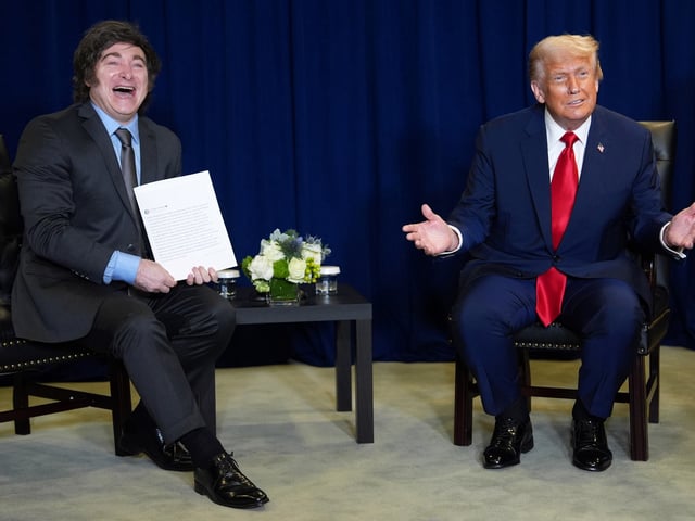 El presidente argentino Javier Milei recibe la carpeta de su par estadounidense Donald Trump durante su reunión bilateral en Nueva York. Foto AP/Evan Vucci