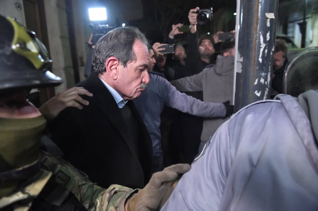 José Alperovich, el día de la sentencia, cuando fue trasladado hacia el móvil policial luego de ser declarado culpable de abuso contra su sobrina