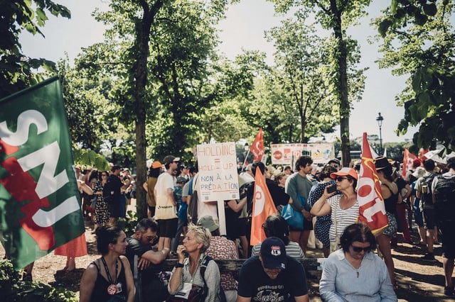 Lors d’une manifestation contre le projet de réforme de l’audiovisuel public, en juin à Paris.