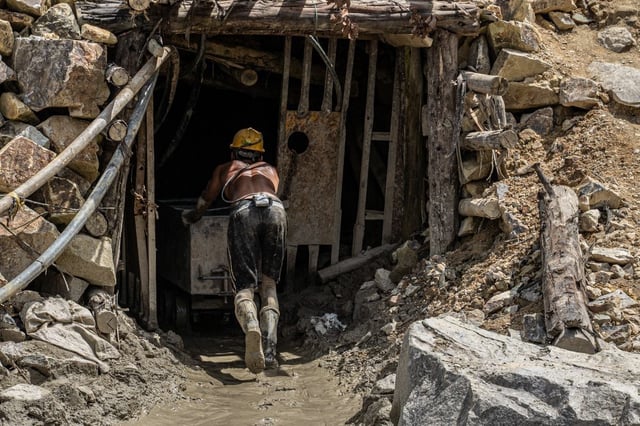 Operaciones en una mina informal de oro en Colombia.