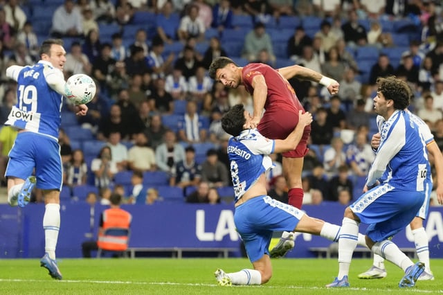 El delantero del Valencia Hugo Duro remata de cabeza para marcar su gol, durante el encuentro correspondiente a la sexta jornada de LaLiga EA Sports disputado entre RCD Espanyol y Valencia CF en el RCDE Stadium, en Cornellà.