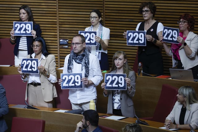 Víctimas de la dana y oposición dejan el pleno tras decir Mazón que tiene la mano tendida