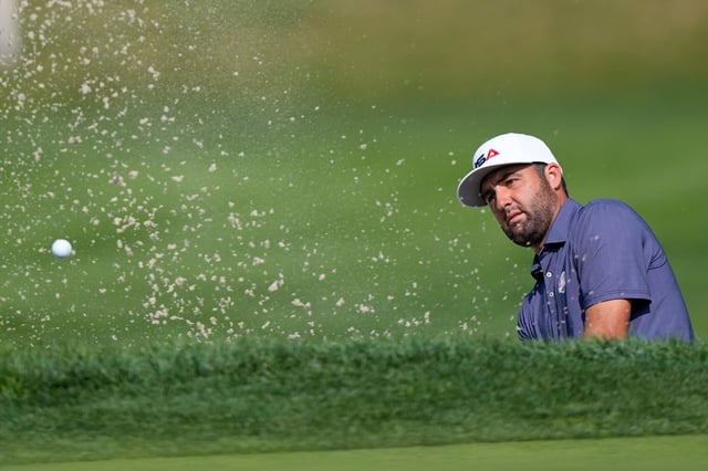 Scottie Scheffler saca del bunker en la práctica para la Ryder Cup, en la cancha de Bethpage Black, en Farmingdale, New York