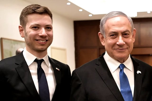 Yair Netanyahu junto a su padre, el primer ministro israelí Benjamin Netanyahu