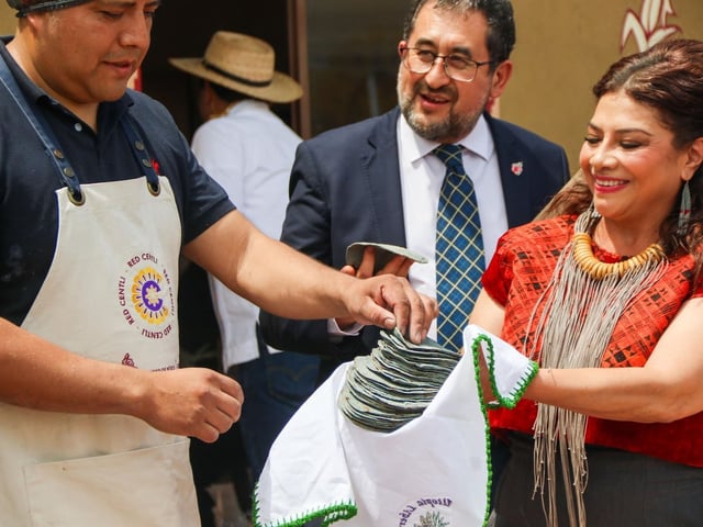 La jefa del Gobierno de la ciudad, Clara Brugada; saborea las tortillas hechas con maíz nativo de la alcaldía Iztapalapa, y donde se encuentra la tortillería es en la utopía  Libertad.