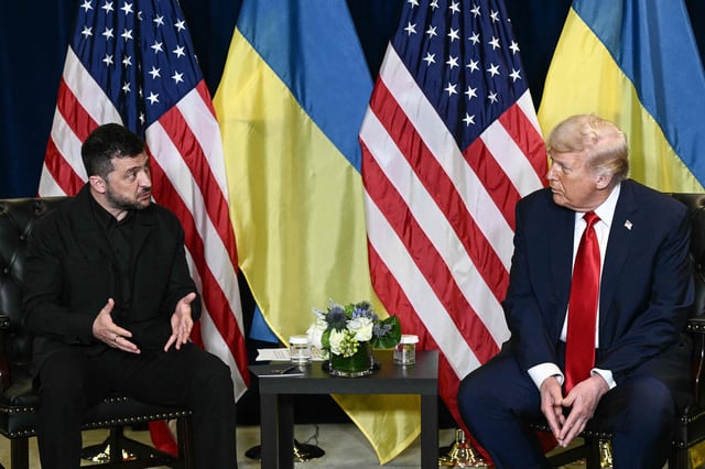 Zelensky y Trump en su cuarta reunión bilateral en forma paralela a la Asamblea General de la ONU. (Photo by Brendan SMIALOWSKI / AFP)