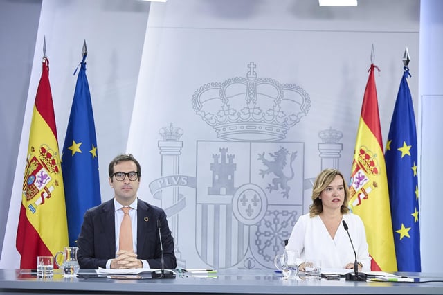 El ministro de Economía, Comercio y Empresa, Carlos Cuerpo y la ministra de Educación, Formación Profesional y Deportes y portavoz del Gobienrno, Pilar Alegría