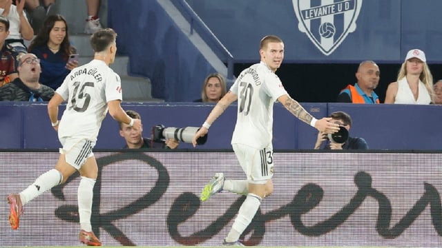 El argentino del Real Madrid Franco Mastantuono celebra su gol, segundo del equipo ante el Levante.