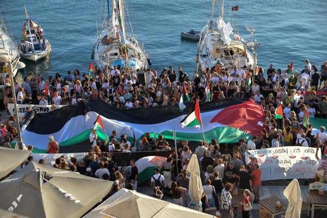 Un rassemblement au port d’Ermoupolis avant le départ de deux voiliers de la flottille pour Gaza, sur l’île de Syros, en Grèce, le 14 septembre 2025.