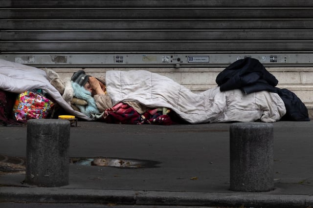 Le Collectif des associations pour le logement accusait l’Etat de manquer à ses obligations concernant l’hébergement d’urgence. A Paris, le 21 avril 2025.