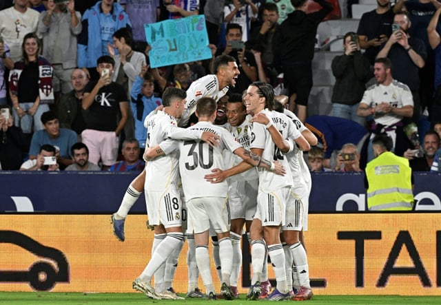 Kylian Mbappé (au centre) félicité par ses coéquipiers sur un de ses deux buts lors de la victoire du Real Madrid à Levante, le 23 septembre 2025