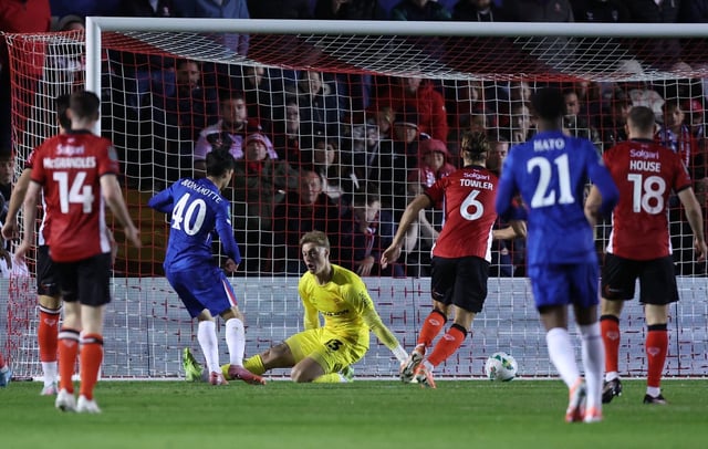 Tras pasar entre tres rivales, Facundo Buonanotte definió mano a mano contra el arquero Zach Jeacock y le dio el triunfo a Chelsea sobre Lincoln City por la Carabao Cup.