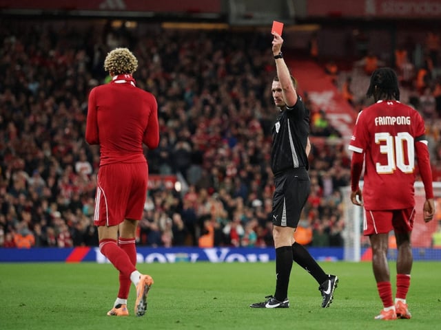 A segundos de anotar, a Hugo Ekitike le mostraron la segunda amarilla, seguida de la roja.