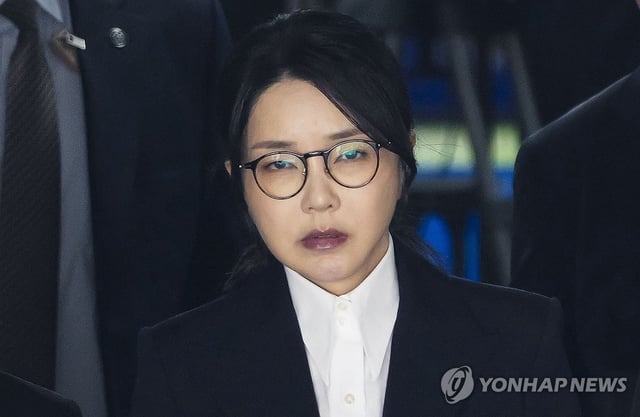 Former first lady Kim Keon Hee leaves the Seoul Central District Court in southern Seoul, in this file photo from Aug. 12, 2025, after attending a hearing on her potential arrest over corruption charges. (Pool photo) (Yonhap)