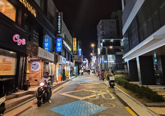 A general view shows an empty street during night time in Seoul, South Korea, October 31, 2024.   REUTERS/Cynthia Kim/File Photo