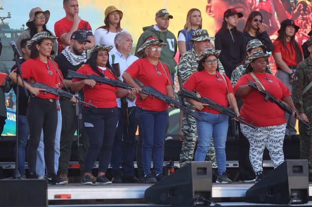 Mujeres sostienen armas durante un ejercicio militar, en Caracas, Venezuela, el 23 de septiembre de 2025. (Foto de Miguel Gutiérrez / EFE)