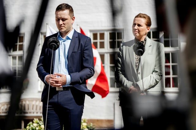 La Première ministre danoise Mette Frederiksen (d) et le Premier ministre groenlandais Jens-Frederik Nielsen tiennent une conférence de presse devant le palais de Marienborg, à Copenhague, le 27 avril 2025