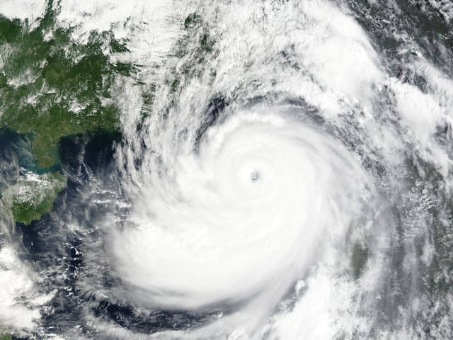 El supertifón Ragasa deja 14 muertos en Taiwán y pone en alerta máxima a Hong Kong, con vuelos cancelados y evacuaciones masivas en el sur de China.