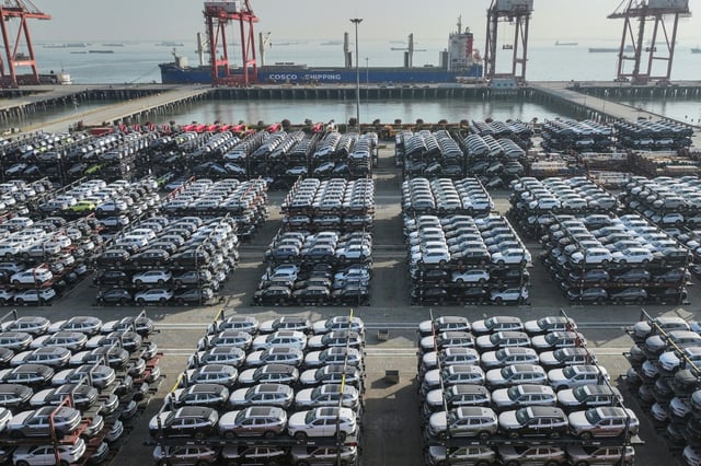 Des voitures électriques BYD et des véhicules d'autres marques destinées à l'exportation attendent dans le port de Taicang à Suzhou, dans la province du Jiangsu, dans l'est de la Chine, le 7 avril 2025