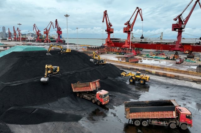 Le charbon utilisé dans les centrales électriques est trié en tas dans l'entrepôt de charbon du port de Lianyungang, dans la province chinoise du Jiangsu, dans l'est du pays, le 22 septembre 2025