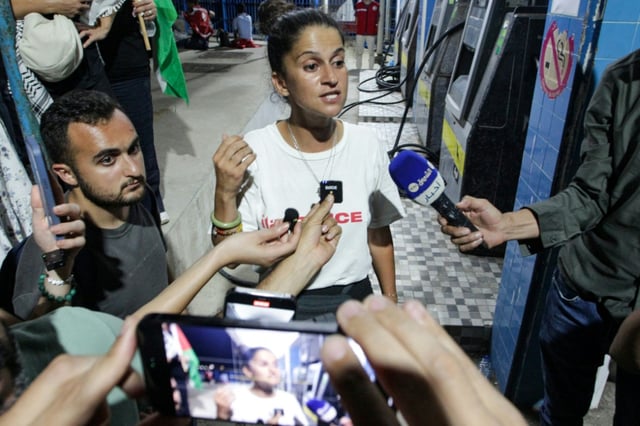 La militante allemande des droits humains Yasemin Acar (au centre) s'adresse aux médias au port de Sidi Bou Saïd, près de Tunis, le 9 septembre 2025