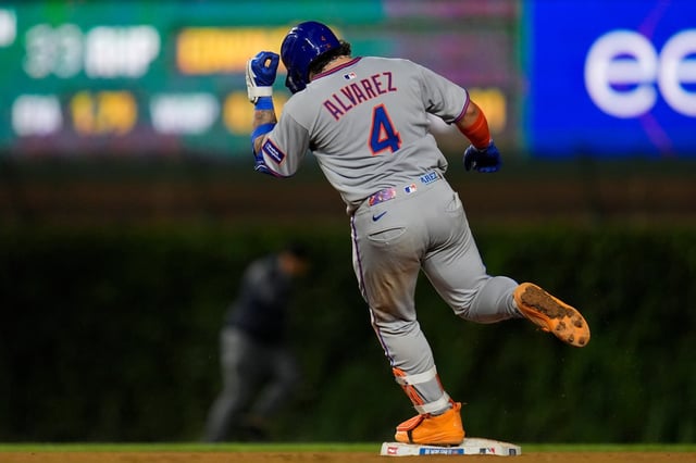 New York Mets' Francisco Alvarez (4) runs the bases after hitting a two-run home run during the seventh inning of a baseball game against the Chicago Cubs, Tuesday, Sept. 23, 2025, in Chicago. (AP Photo/Erin Hooley)