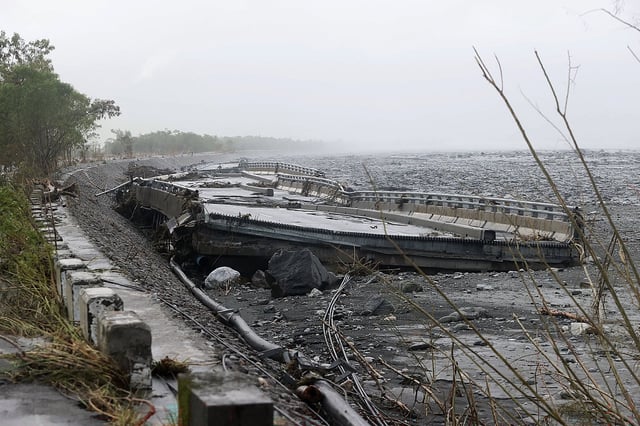 Parte del puente sobre el arroyo Mataian se ve destruido tras el desbordamiento de un lago barrera en Hualien, Taiwán, el 24 de septiembre de 2025. (Foto: Agencia Central de Noticias de Taiwán / AFP).