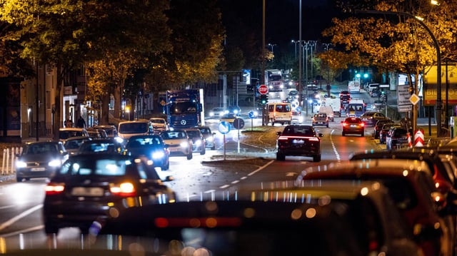 Autos fahren über eine Hauptstraße in Essen, Nordrhein-Westfalen.