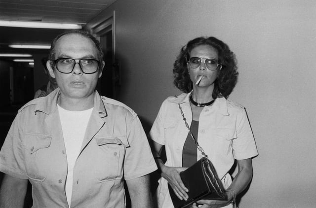 Claudia Cardinale et son compagnon, le réalisateur italien Pasquale Squitieri, dans les couloirs de la Maison de la Radio. (Paris, le 23 juin 1976.)