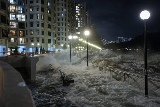 Hohe Wellen treffen in Hongkong ans Ufer
