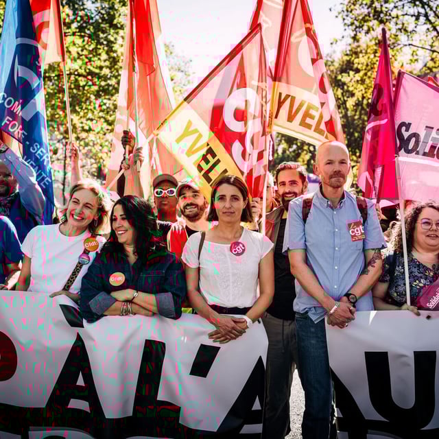 Les leaders de l'intersyndicale manifestent à Paris, le 18 septembre 2025.