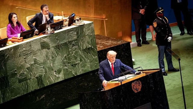 US-Präsident Donald Trump adressiert die UN-Generalversammlung in New York – im Hintergrund die Sitzungsleiterin Annalena Baerbock