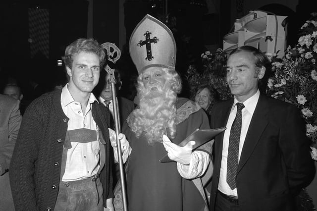 Weihnachtsfeier des FC Bayern 1979. Von links: Rummenigge, Nikolaus, Csernai