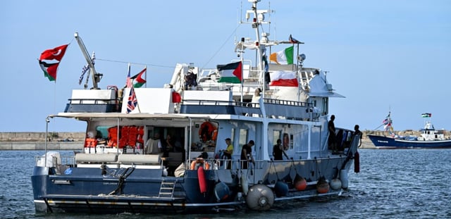 Des militants et défenseurs des droits humains à bord d'un navire quittent le port de Bizerte, au nord de la Tunisie, le 14 septembre 2025, pour rejoindre les derniers bateaux participant à la flottille internationale en route pour Gaza