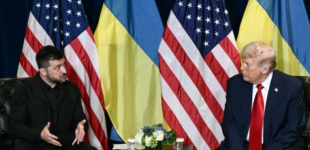 Donald Trump (à droite) échange avec le président ukrainien Volodymyr Zelensky en marge de l'Assemblée générale de l'ONU, le 23 septembre 2025 à New York