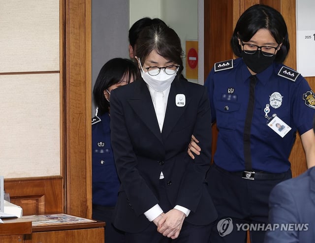 Former first lady Kim Keon Hee (L) enters a courtroom at the Seoul Central District Court in southern Seoul on Sept. 24, 2025, to attend the first hearing of her corruption trial. (Pool photo) (Yonhap)