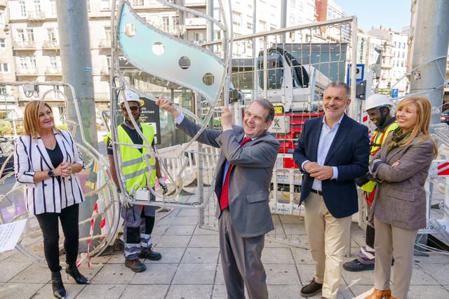 La empresa encargada del alumbrado navideño comenzó ya a instalar los grandes elementos luminosos y decorativos, como la caja de regalo en Gran Vía y Urzáiz, montaje al que acudió el alcalde, Abel Caballero, que avanzó que el Concello incidirá este año en su apuesta por llevar las actividades a nuevas zonas de la urbe, reforzando la apuesta de ediciones previas.